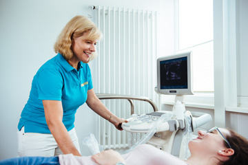 Frau Dr. med. Kerstin Niemer am Ultraschall in Ihrer Praxis in Künzelsau. Praxis für Naturheilverfahren, Sportmedizin, Prävention.