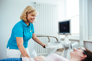 Frau Dr. med. Kerstin Niemer am Ultraschall in Ihrer Praxis in Künzelsau. Praxis für Naturheilverfahren, Sportmedizin, Prävention.