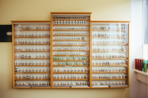 Medizinschrank-Praxis-Dr-Kerstin-Niemer-Kuenzelsau-Praxis für Naturheilverfahren